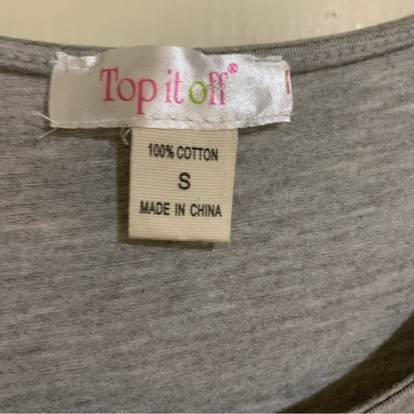 Top It Off Loose Flowing Casual Gray Tunic. Size Small - Picture 3 of 3